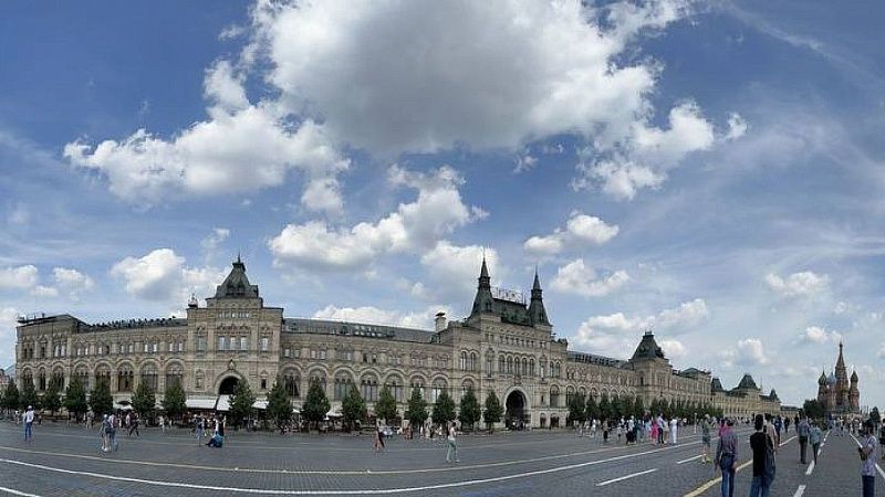 Похожую на флаг России сумку за 9 млн рублей выставил на продажу ЦУМ