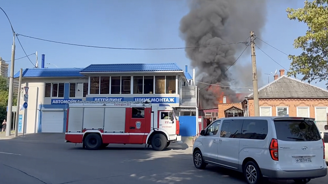Сильный пожар начался в Западном округе Краснодара. Фото: телеканал «Краснодар»