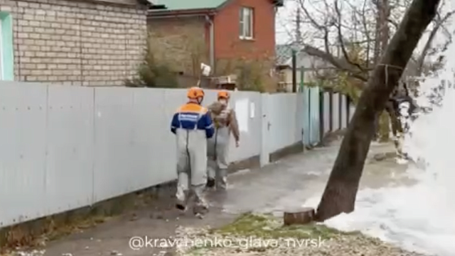 После порыва водовода затопило дворы на улице Пограничной в Новороссийске