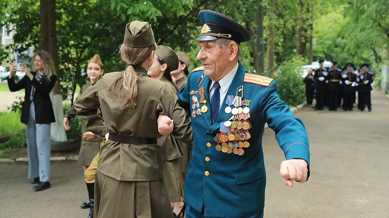Мэр Краснодара поздравил ветерана Степана Кузнецова с приближающимся Днём Победы