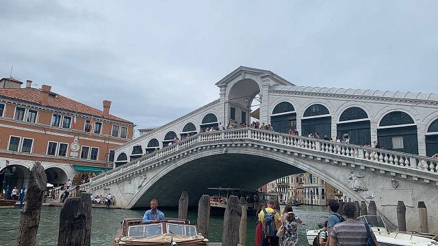 Женщина угнала лодку и врезалась в мост Риальто в Венеции 