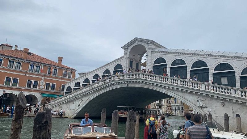 Женщина угнала лодку и врезалась в мост Риальто в Венеции 