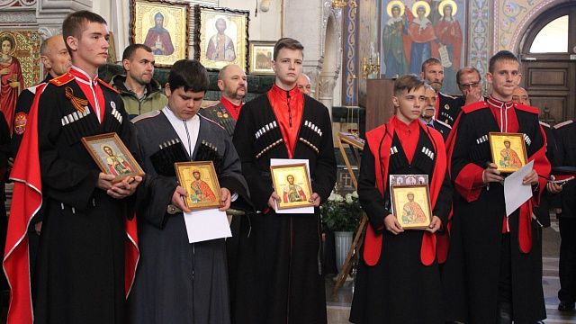 В Войсковом соборе Краснодара прошла церемония посвящения учащихся в атаманы казачьих классов и школ
