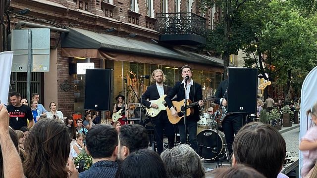 Фестиваль творчества рок-группы «The Beatles» стартовал в Краснодаре. Фото: телеканал «Краснодар»