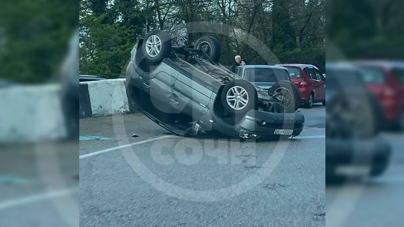 Очевидцы сняли на видео перевернувшееся авто в Сочи