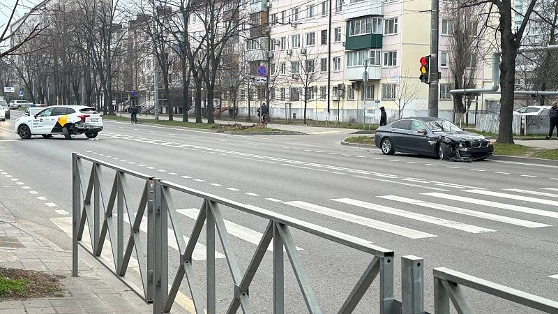 На улице Селезнева в Краснодаре иномарка врезалась в такси