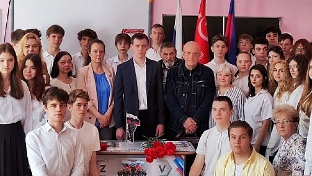 Парту Героя в память о погибшем в зоне СВО выпускнике открыли в сочинском лицее