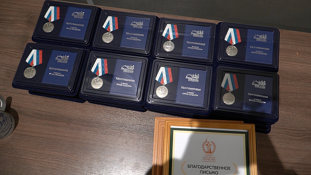 Краснодарцев наградили медалью «Отец Солдата» Фото: телеканал Краснодар