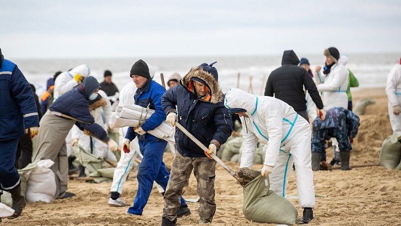 Более 2,8 тысяч тонн загрязнённого песка вывезли с морских берегов на Кубани