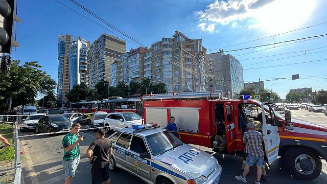 Полиция и очевидцы рассказали подробности массового ДТП с 6 автомобилями и трамваем в Краснодаре Фото и видео: Телеканал «Краснодар»