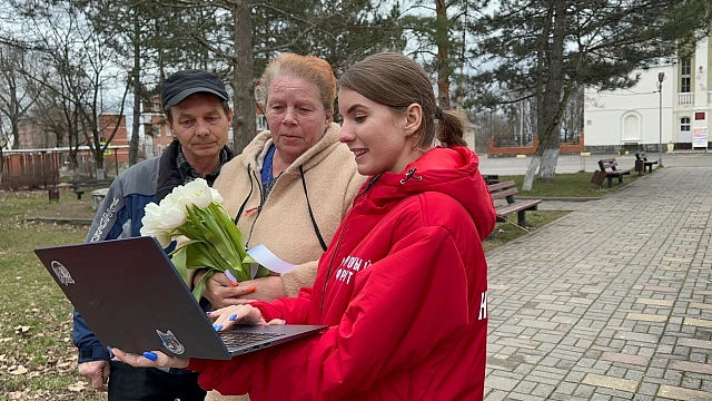 Волонтёры Кубани передали родным участников СВО видеопоздравления с 8 Марта. Фото: Молодежное крыло Народного фронта