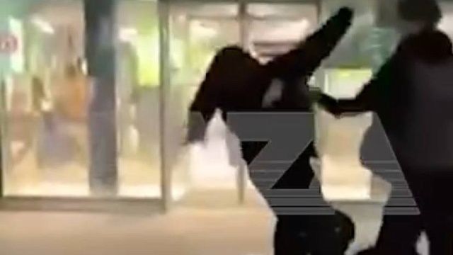 Школьник-боксер жестко избил одноклассниц и попал на видео в Москве