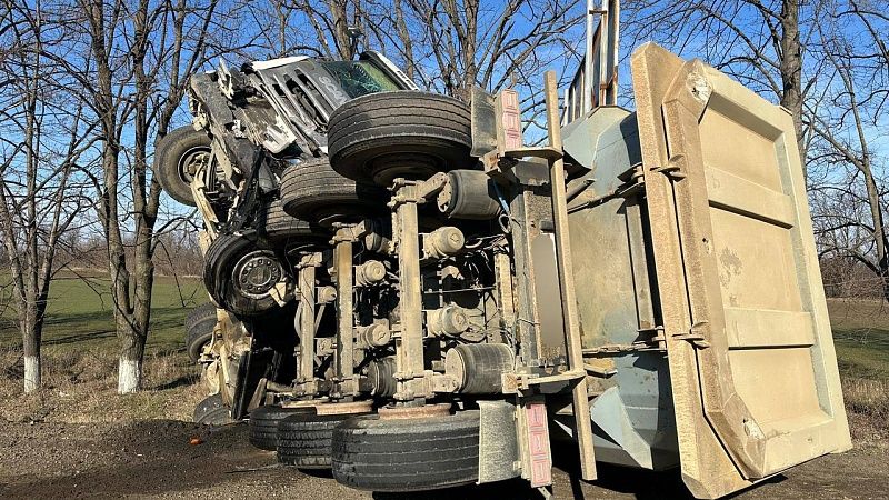 Выезд водителя грузовика на встречку привёл к ДТП и гибели трёх человек