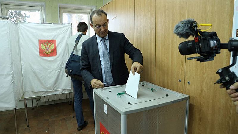 В Краснодаре спикер ЗСК Юрий Бурлачко отдал свой голос на выборах