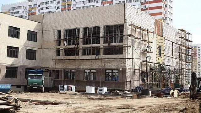 Глава Краснодара проверил ход работ в школе в Восточно-Кругликовском микрорайоне