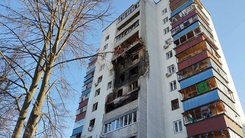 Появились кадры последствий массированной атаки дронов на жилой дом в Курске