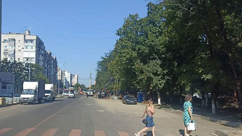 Новый асфальт укладывают на ул. Зиповской в Краснодаре