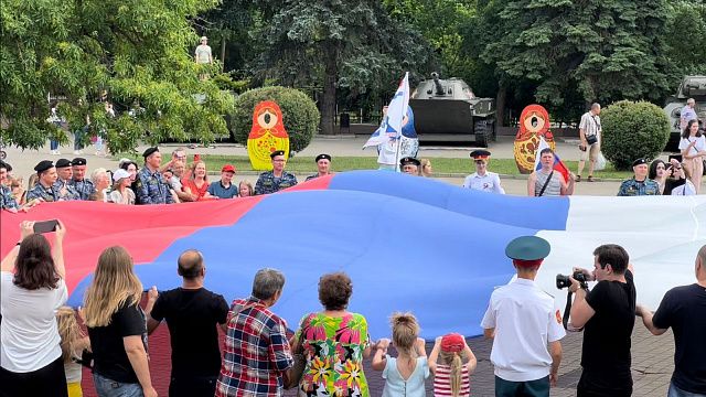 В парке 30-летия Победы в Краснодаре развернули большой флаг России