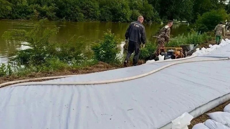 Дамбы продолжили укреплять на реке Кубань в Крымском и Славянском районах