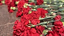 К проходной завода, атакованного ракетой ВСУ, несут цветы жители Кирова