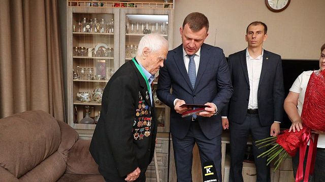 Глава Краснодара поздравил ветерана Великой Отечественной войны с праздником