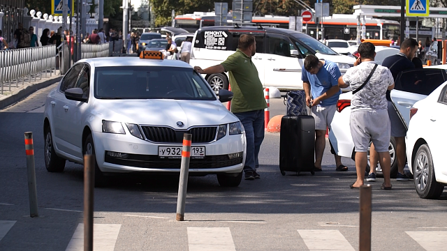 Рейд по неправильной парковке в Краснодаре. Пообщались с таксистами-нарушителями Фото: Телеканал «Краснодар»