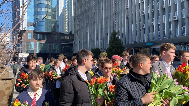 Молодежь раздала 7000 тюльпанов женщинам в честь 8 марта в центре Краснодара