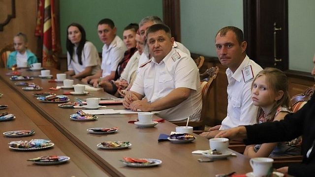 Александр Власов провел встречу с многодетными казачьими семьями. Фото: пресс-служба администрации Краснодарского края