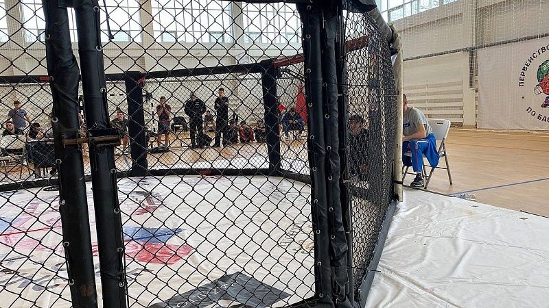 Появилось видео, как силой подняли сидящего под гимн России мигранта