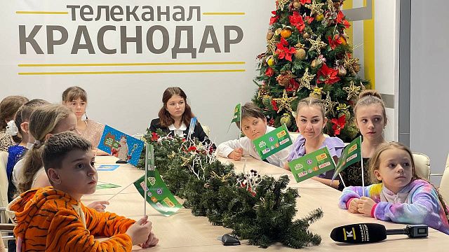 Краснодарские дети встретились с Дедом Морозом. Фото: Телеканал «Краснодар»