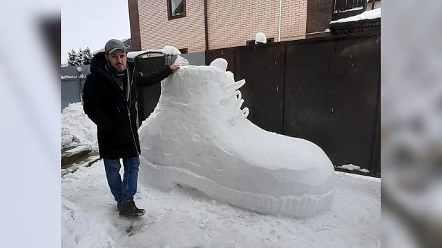 Врач из Краснодара слепил из снега огромный ботинок 