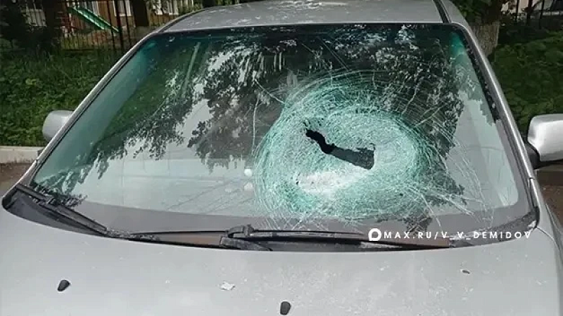Украинский БПЛА упал во дворе многоэтажки и повредил автомобиль в Белгороде