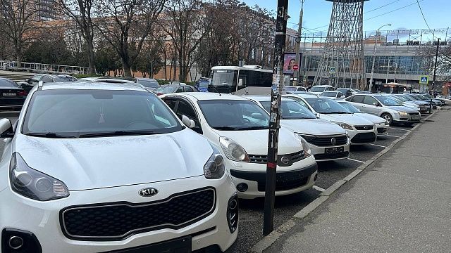 В Краснодаре припаркованные без номеров машины будут эвакуировать. Фото: телеканал «Краснодар»