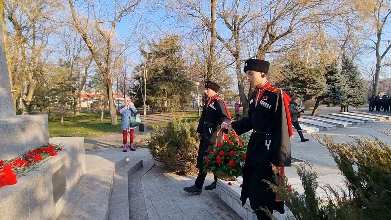 В Сквере Казачьей славы почтили память освободителей Краснодара