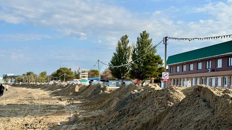 Защитный вал начали восстанавливать на случай выбросов мазута в Анапе