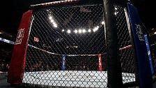 Трамп снял со своей шеи цепь бойца UFC после его высказывания о жене Обамы