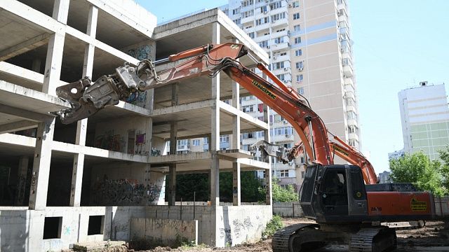 В Краснодаре начался снос долгостроя для строительства 4-этажной поликлиники