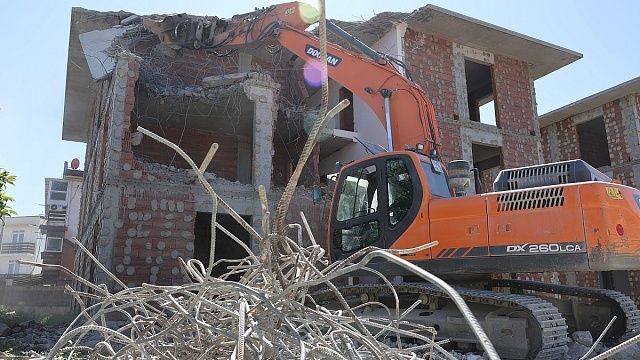 Два огромных самостроя снесли по решению суда в Сочи