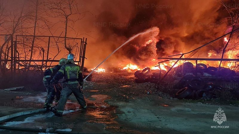 Ночью на Ростовском шоссе в Краснодаре загорелся склад автомобильных покрышек