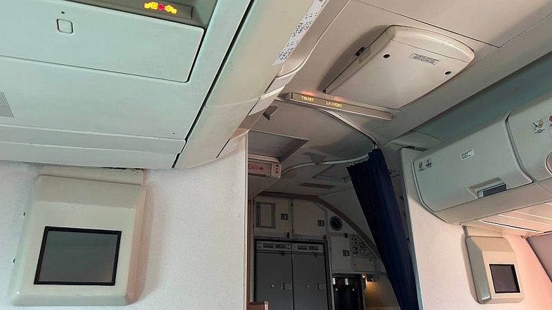 Пассажирку выгнали с рейса United Airlines после скандала из-за задержки 