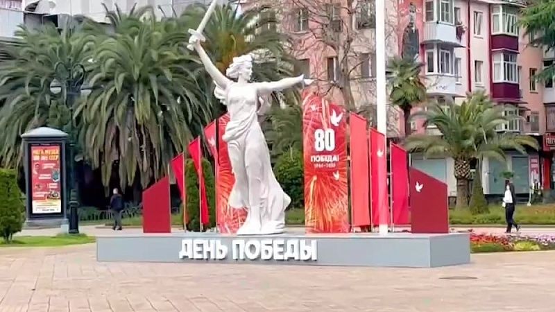 Копию «Родины-матери» установили на площади Флага в Сочи