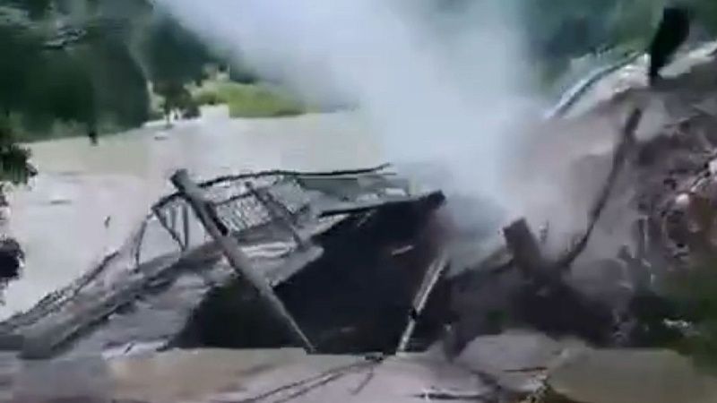 Момент обрушения моста в Лермонтово попал на видео