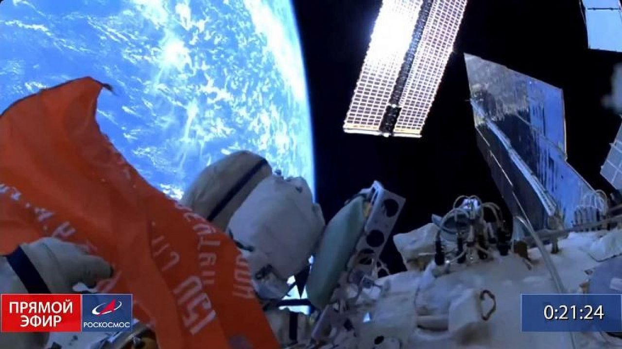 Космонавты вышли в открытый космос и развернули копию Знамени Победы. Фото: «Роскосмос»