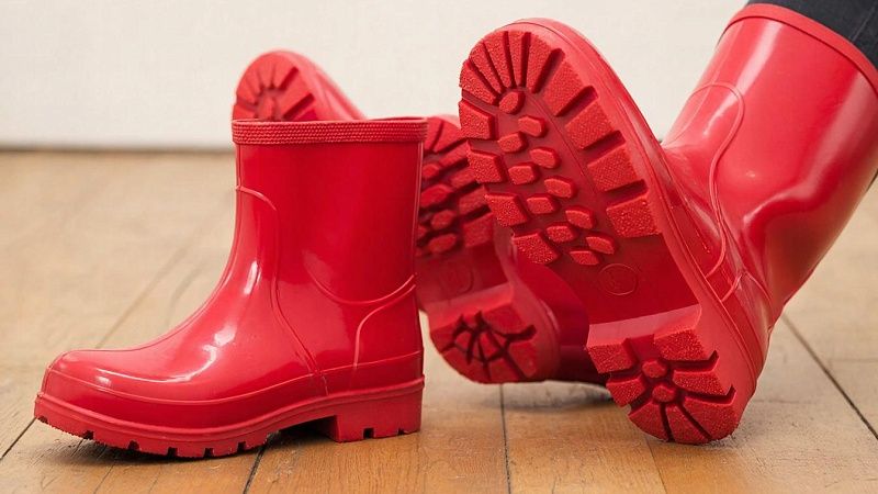 Спрос на резиновые сапоги вырос в 16 раз после потепления в Москве