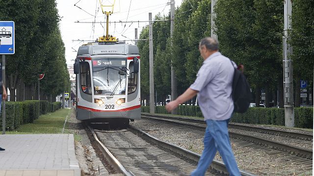 В Краснодаре раньше срока завершили капремонт рельсов на переездах через трамвайные пути по улице Бершанской 