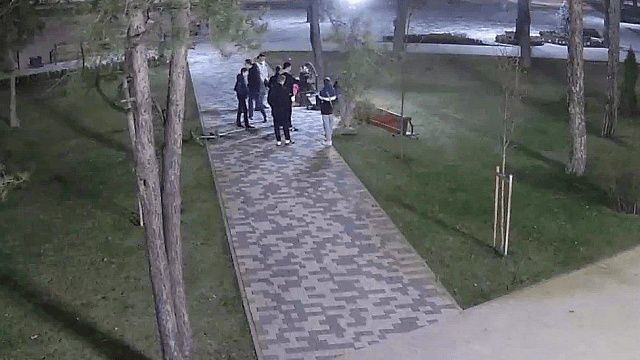 Группа подростков сломала лавочку в сквере Льва Толстого