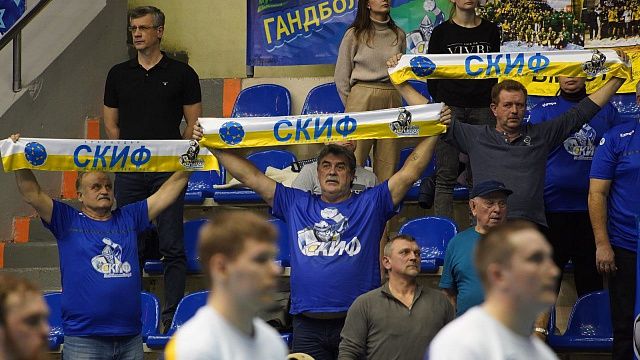 На последних минутах СКИФ сравнял счет в матче с «Пермскими медведями». Фото: телеканал «Краснодар»