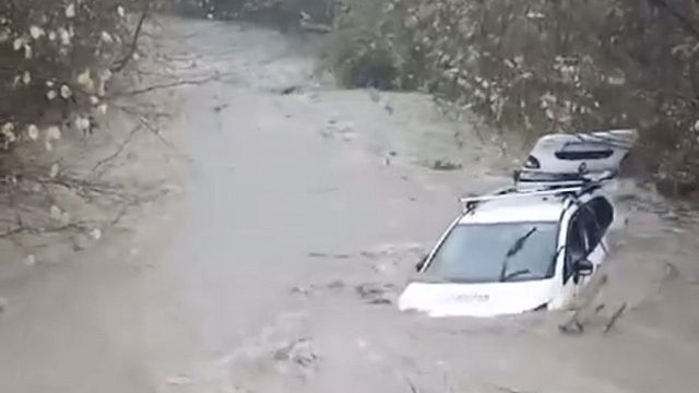 «Для чего-то я еще здесь нужен»: водитель находился в автомобиле, когда его смыло горной рекой. Фото: скриншот из видео очевидцев