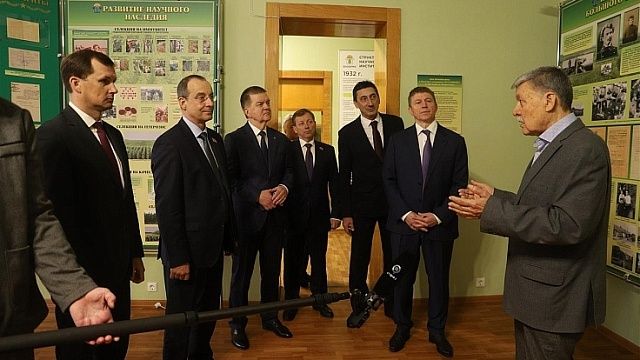 Спикер ЗСК Юрий Бурлачко оценил разработки ученых ВНИИМК в Краснодаре