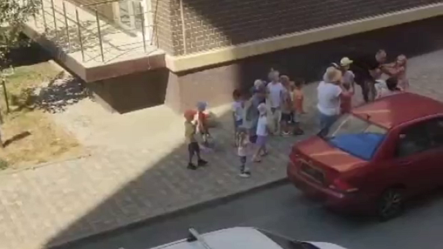 В Краснодаре водитель машины без номеров силой забрал малышей из детского центра